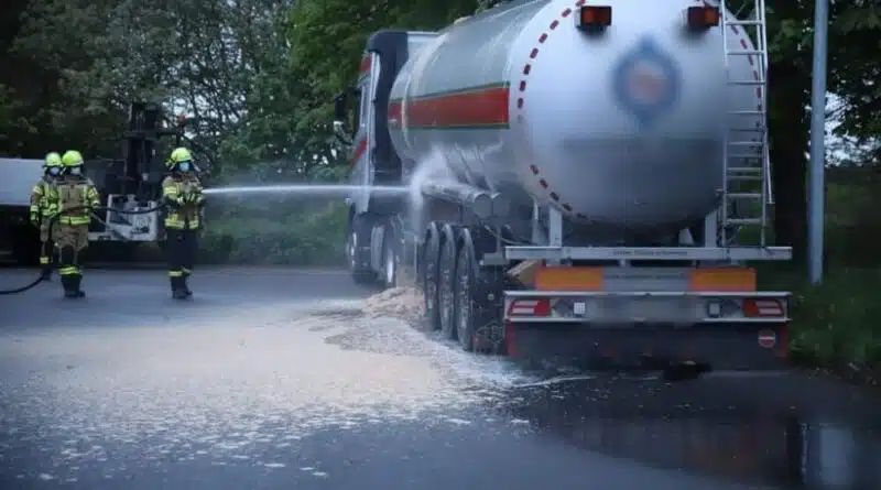 Die Einsatzkräfte der Feuerwehr verdünnte das ausgetretene Crude Glycerine und spülten es weg.