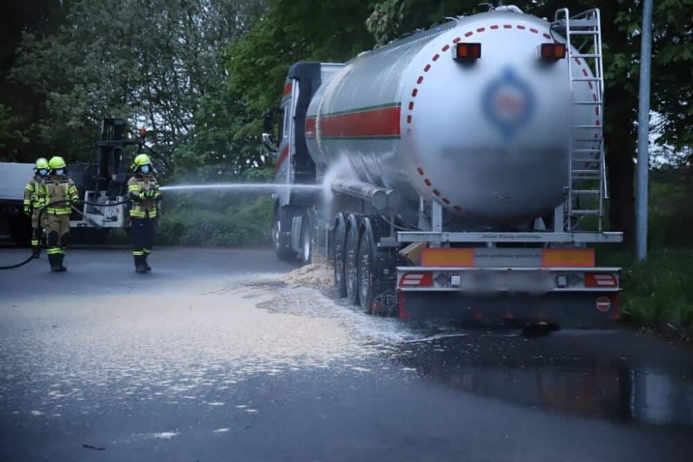 Die Einsatzkräfte der Feuerwehr verdünnte das ausgetretene Crude Glycerine und spülten es weg.