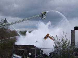 Mehrere Drehleitern bekämpften den Großbrand von oben, zudem löschten mehrere Rohre am Boden.