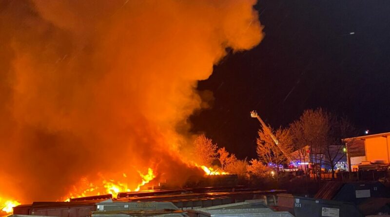 Ein Großbrand in einem Recyclingbetrieb in Rothenburg ob der Tauber beschäftigt seit dem 29. April 2021 mehrere Feuerwehren.