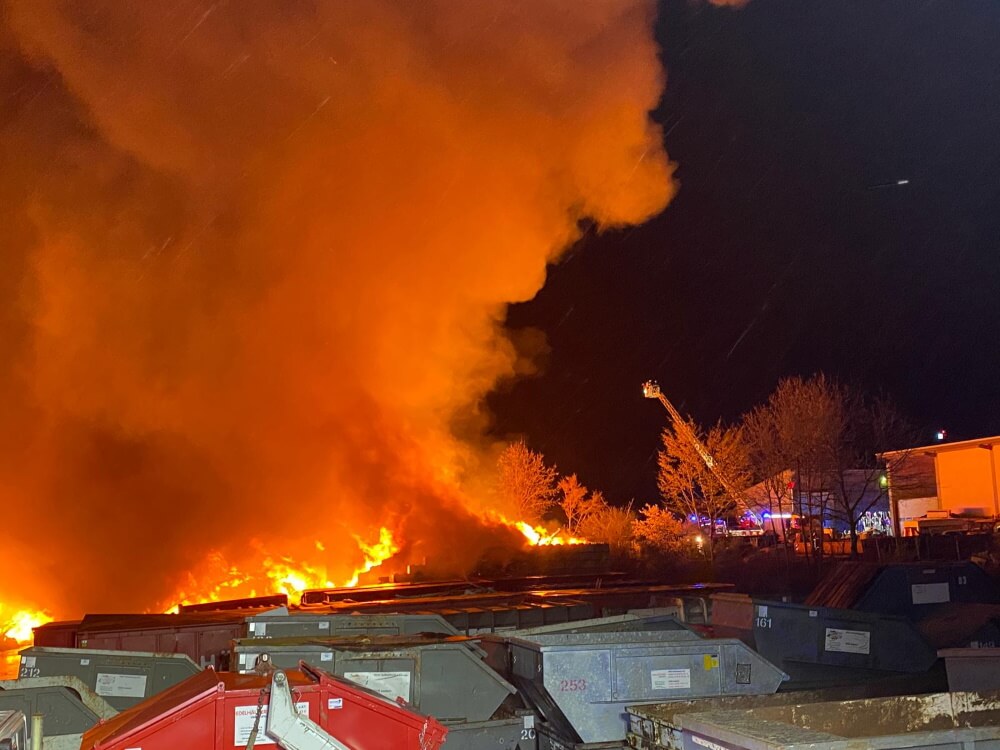 Ein Großbrand in einem Recyclingbetrieb in Rothenburg ob der Tauber beschäftigt seit dem 29. April 2021 mehrere Feuerwehren.