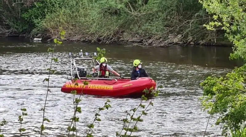 Mit dem Rettungsboot der Feuerwehr Siegburg brachten die Einsatzkräfte die Kinder sicher ans Ufer zurück