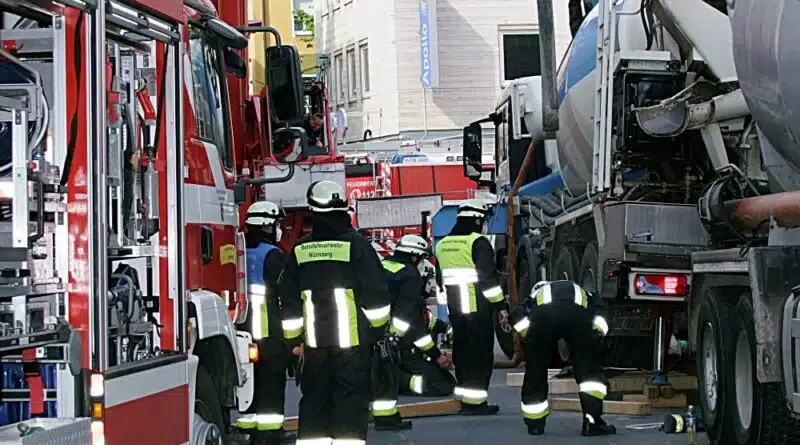 Schließlich gelang es den Einsatzkräften, den Lkw wieder aufzurichten.