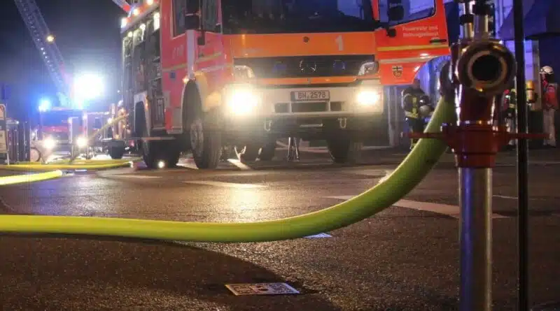 An einem Mehrfamilienhaus im Bonner Stadtteil Tannbusch stand in der Nacht auf den 27. Mai 2021 ein Balkon in Vollbrand.