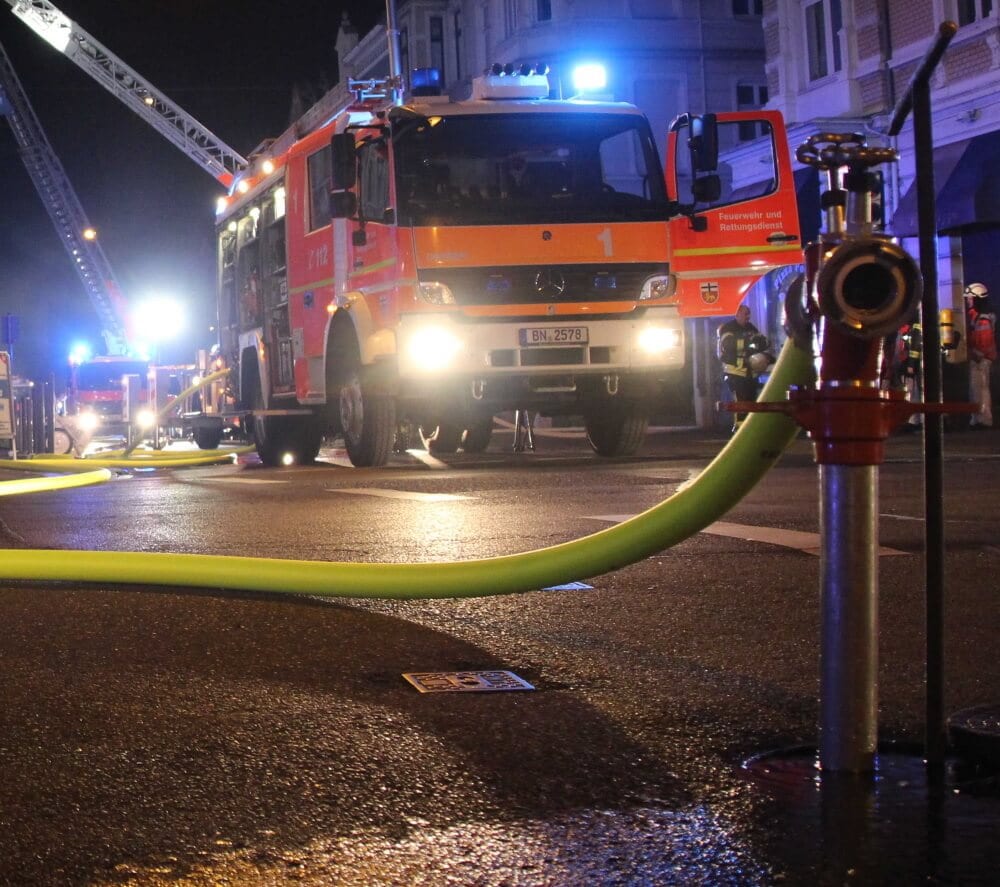 An einem Mehrfamilienhaus im Bonner Stadtteil Tannbusch stand in der Nacht auf den 27. Mai 2021 ein Balkon in Vollbrand.