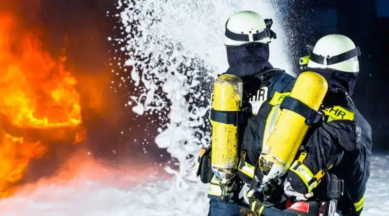 Die DGUV hat die Ergebnisse einer Studie zu Gesundheitsrisiken bei Realbränden für Einsatzkräfte vorgestellt.