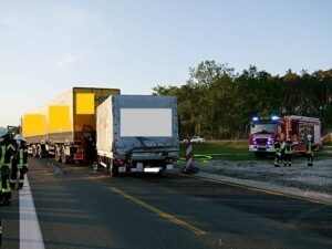 Ein Lkw-Fahrer verletzte sich leicht bei der Karambolage.