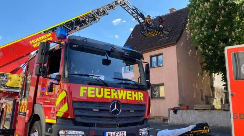 Kreativ wurde die Berufsfeuerwehr Würzburg bei der Rettung einer Patientin aus dem Dachgeschoss eines Hauses in Versbach.