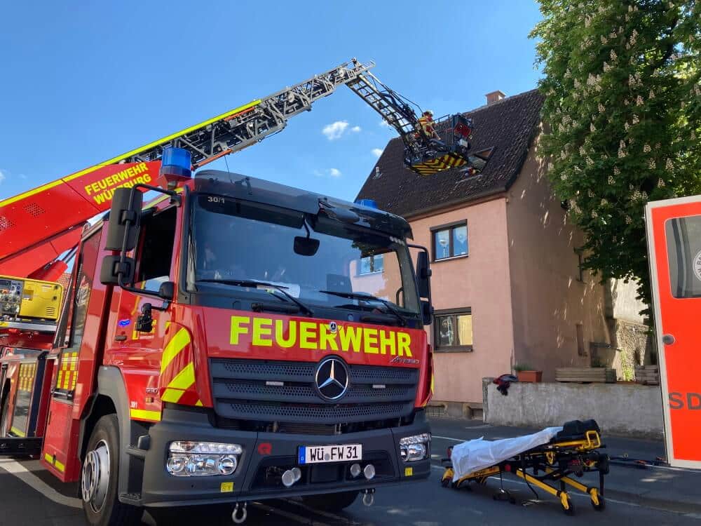 Kreativ wurde die Berufsfeuerwehr Würzburg bei der Rettung einer Patientin aus dem Dachgeschoss eines Hauses in Versbach.