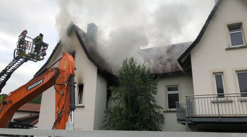 Aus einem Wohnhaus in Hiddesen, einem Ortsteil von Detmold, drang am Abend des 23. Juni 2021 dichter schwarzer Rauch.