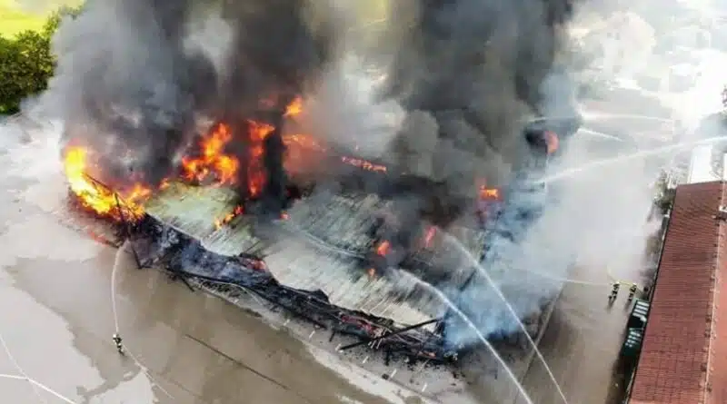 Am 4. Juni 2021 standen zwei Lagerhallen am Betriebshof Dinkelsbühl, bei dem das THW die Feuerwehr Dinkelsbühl unterstützte.