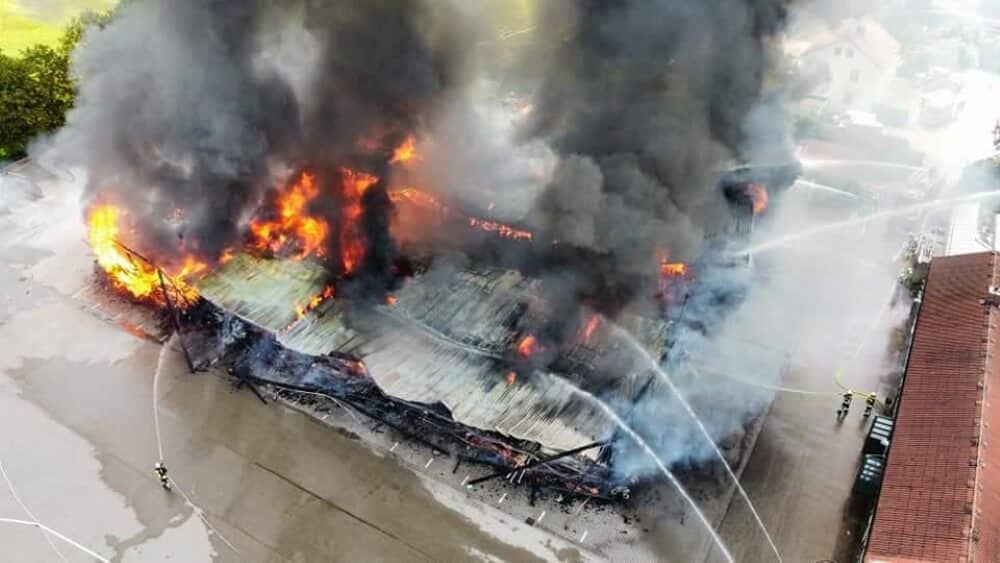 Am 4. Juni 2021 standen zwei Lagerhallen am Betriebshof Dinkelsbühl, bei dem das THW die Feuerwehr Dinkelsbühl unterstützte.
