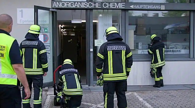 Ein chemischer Versuch löste am 10. Juni 2021 eine Verpuffung an der Friedrich-Alexander-Universität in Erlangen aus.