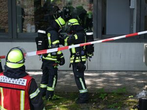 Unter Atemschutz gingen Trupps in den Hörsaal vor, um den missglückten Versuch zu untersuchen.