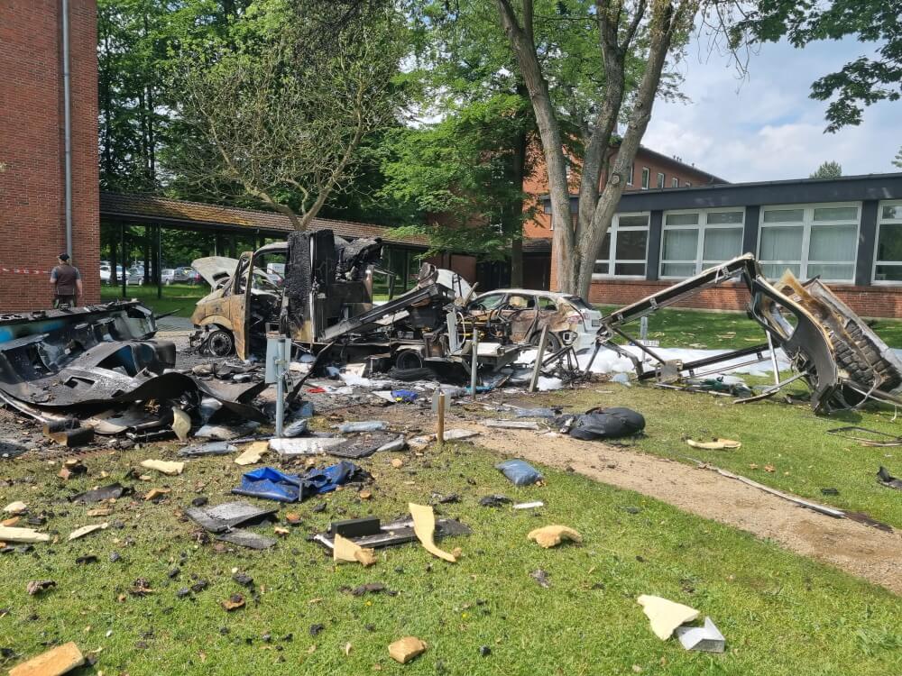 Die Trümmer der explodierten Wagens liegen herum