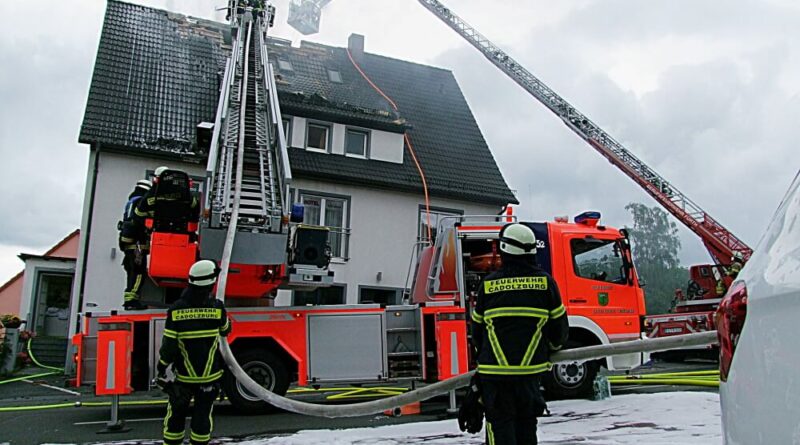 Zwei Drehleitern der Feuerwehr Nürnberg im Einsatz am Dachstuhl.