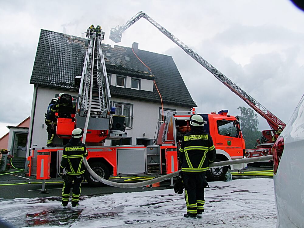 Zwei Drehleitern der Feuerwehr Nürnberg im Einsatz am Dachstuhl.