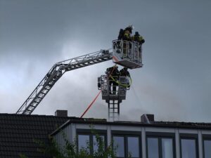 Löscharbeiten am Dachstuhl