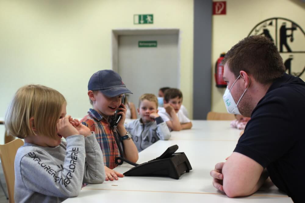 Wie im Ernstfall ein Notruf richtig abgesetzt wird, lernen die Kinder während der Brandschutzerziehung der Feuerwehr Gangelt.