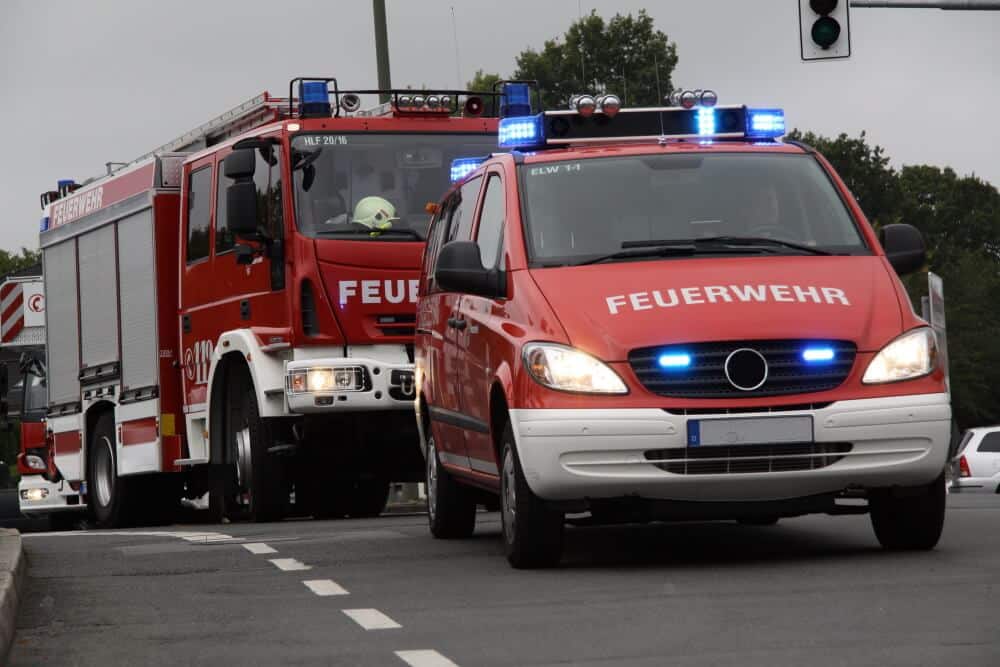 Wird ein Einsatzfahrzeug dem Leiter einer Feuerwehr überlassen, um seine ständige Einsatzbereitschaft sicherzustellen, so resultiert daraus kein geldwerter Vorteil.