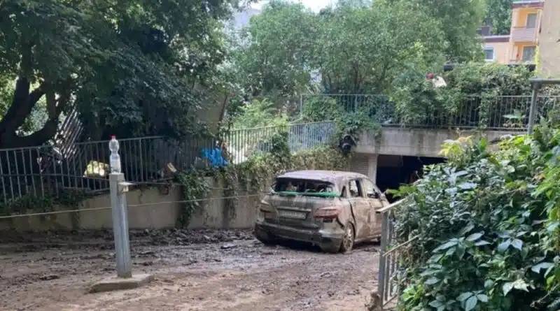 Das Hochwasser hatte in einem Parkhaus mehrere Autos vollständig zerstört.