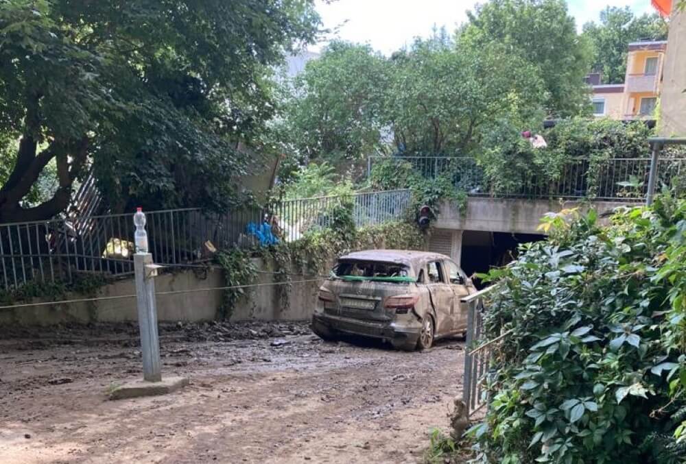 Das Hochwasser hatte in einem Parkhaus mehrere Autos vollständig zerstört.