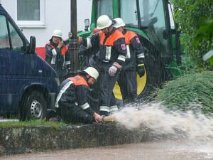 Die Einsatzkräfte hatten alle Hände voll zu tun, die Wassermassen abzuleiten.