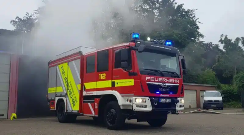 Über ein neues, modernes Löschfahrzeug dürfen sich die Einsatzkräfte des Löschzugs Schaeburyen der Feuerwehr Rheurdt freuen.