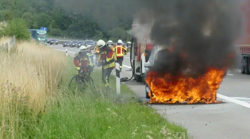 Der Pkw-Brand ist weithin sichtbar