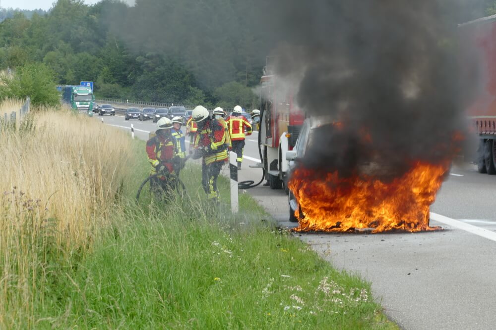 Der Pkw-Brand ist weithin sichtbar