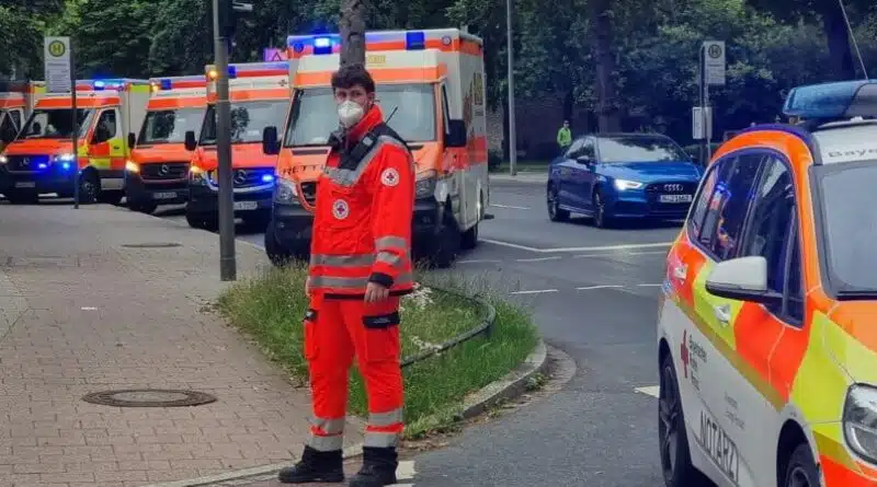 Mit einem Großaufgebot an Einsatzmitteln rückte der Rettungsdienst am 13. Juli 2021 zu einem Großbrand in einem Altenheim in Erlangen aus.