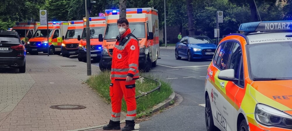 Mit einem Großaufgebot an Einsatzmitteln rückte der Rettungsdienst am 13. Juli 2021 zu einem Großbrand in einem Altenheim in Erlangen aus.
