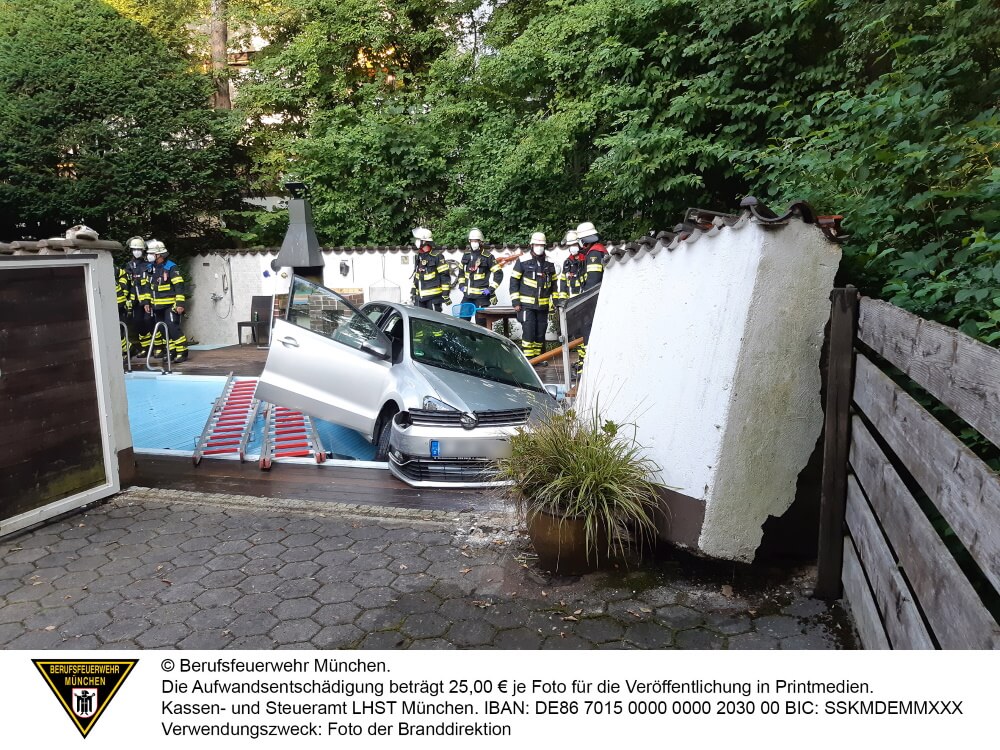 Ihren Pkw hat eine ältere Dame am Morgen des 22. Juli 2021 in einem Pool versenkt. Die Feuerwehr eilte mit Steckleitern zur Hilfe.