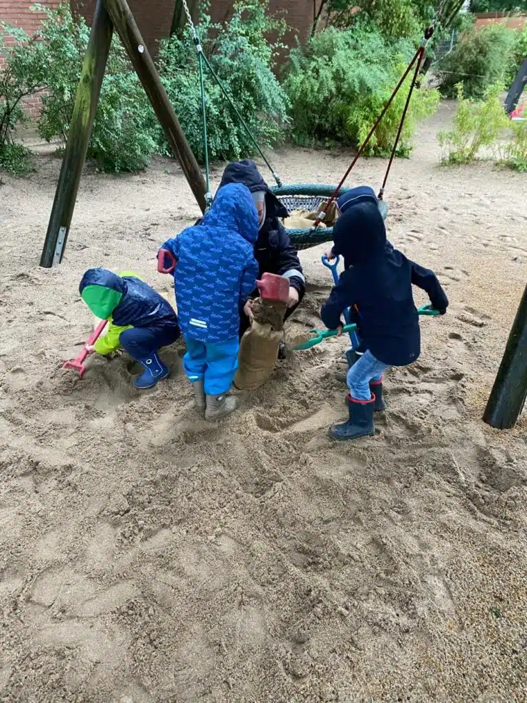 Kindergartenkinder in Dinslaken befüllen einen Sandsack