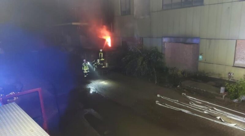 Zu einem Brand in einem Fabrikgebäude rückten drei Löschzüge der Feuerwehr Kleve in der Nacht auf den 18. August 2021 aus.