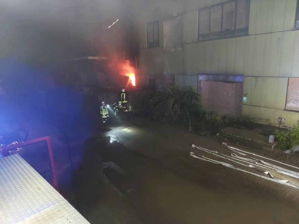 Zu einem Brand in einem Fabrikgebäude rückten drei Löschzüge der Feuerwehr Kleve in der Nacht auf den 18. August 2021 aus.