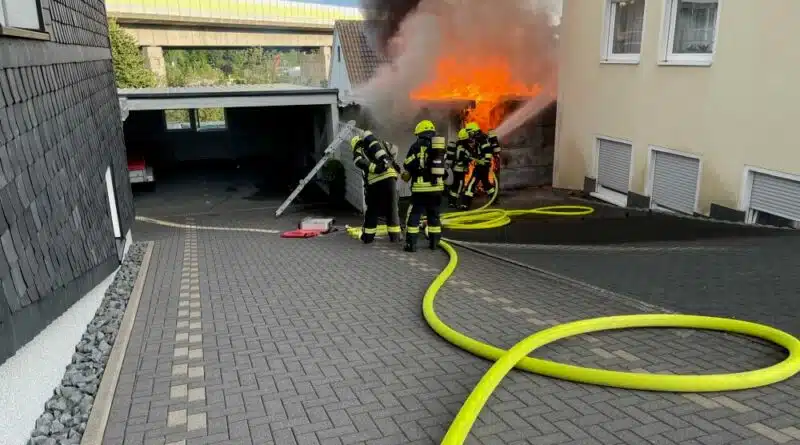 Am Abend des 5. August 2021 stand eine Garage im Olper Orsteil Saßmicke in Vollbrand.