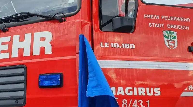 Das erste Fahrzeug einer Kolonne ist mit einer blauen Fahne gekennzeichnet. Auch alle weiteren Fahrzeuge bis auf das Letzte führen eine blaue Fahne. Besondere Fahrzeuge sind anderweitig gekennzeichnet.