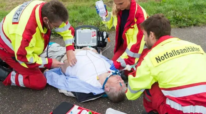 Ein Rettungsassistent muss sich nicht zur Fortbildung zum Notfallsanitäter zwingen lassen. Allerdings sind Disziplinarmaßnahmen bei Verweigerung nicht zu beanstanden.