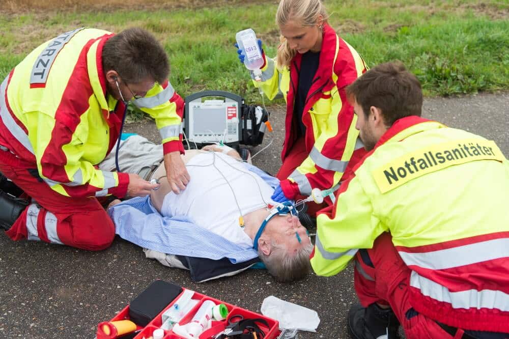 Ein Rettungsassistent muss sich nicht zur Fortbildung zum Notfallsanitäter zwingen lassen. Allerdings sind Disziplinarmaßnahmen bei Verweigerung nicht zu beanstanden.