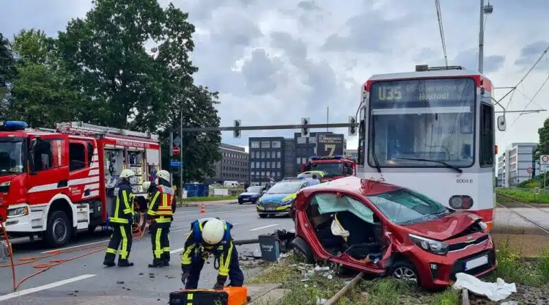 Zu einem Zusammenstoß zwischen einer Straßenbahn und einem Pkw kam es am Nachmittag dem 9. August 2021 in Bochum.