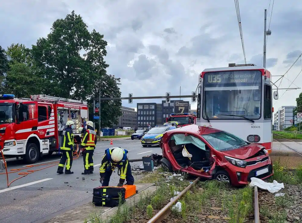 Zu einem Zusammenstoß zwischen einer Straßenbahn und einem Pkw kam es am Nachmittag dem 9. August 2021 in Bochum.
