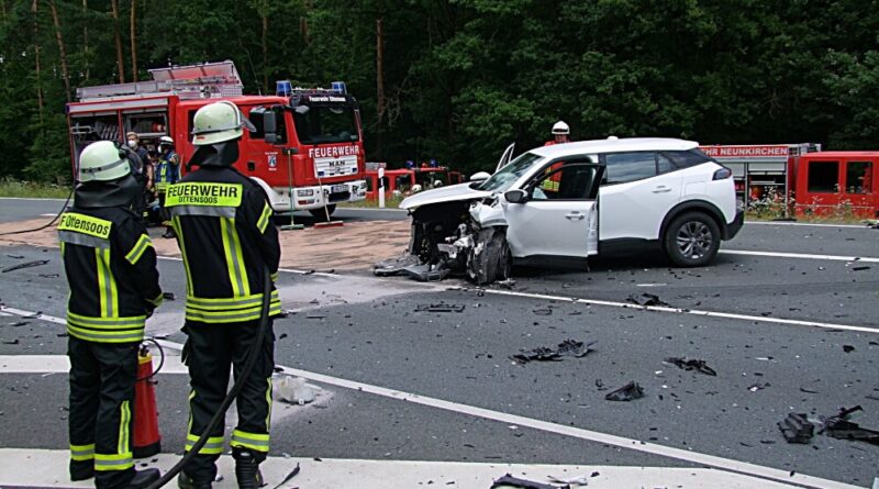 Beide Fahrzeuge wurden bei dem Verkehrsunfall schwer zerstört.