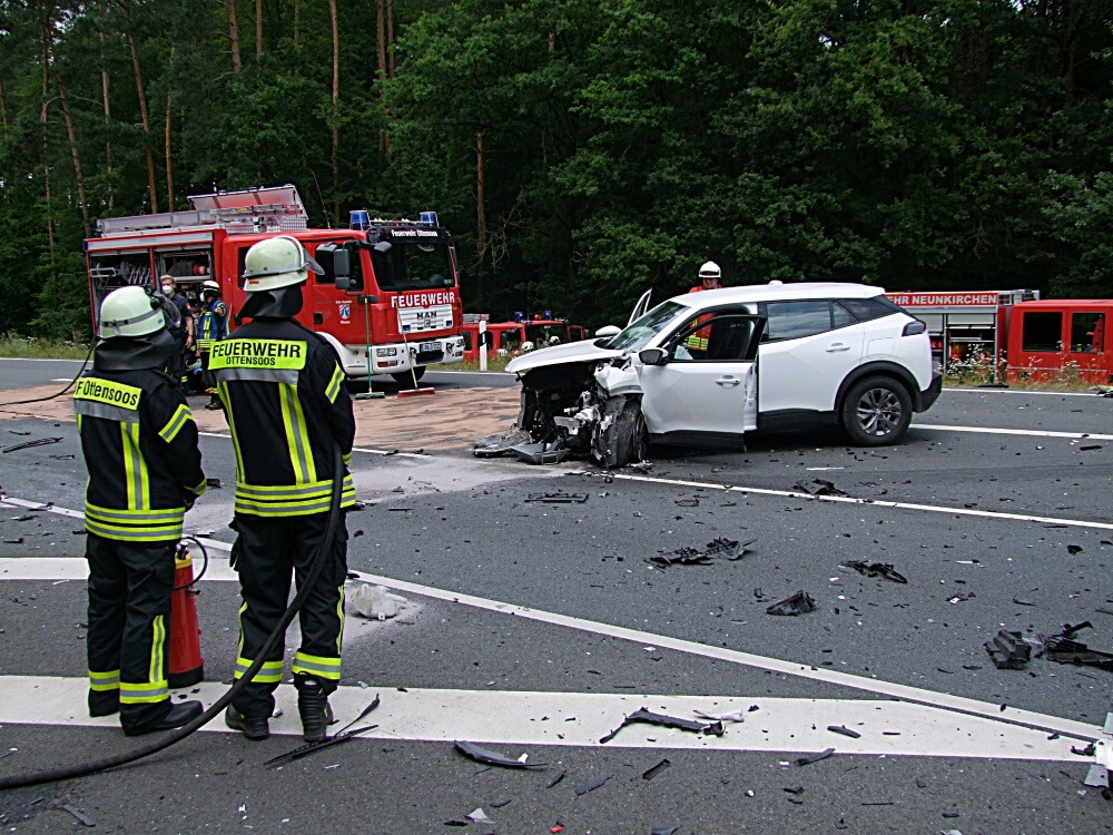 Beide Fahrzeuge wurden bei dem Verkehrsunfall schwer zerstört.