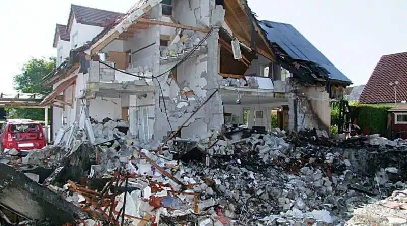 Die Sicherungsmaßnahme am Doppelhaus mussten mit größter Sorgfalt durchgeführt werden, da noch eine Person vermisst wurde.