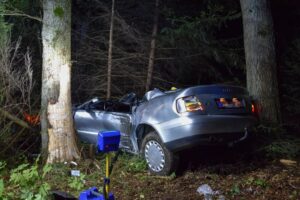 Das Fahrzeug wurde bei dem Unfall schwer beschädigt.