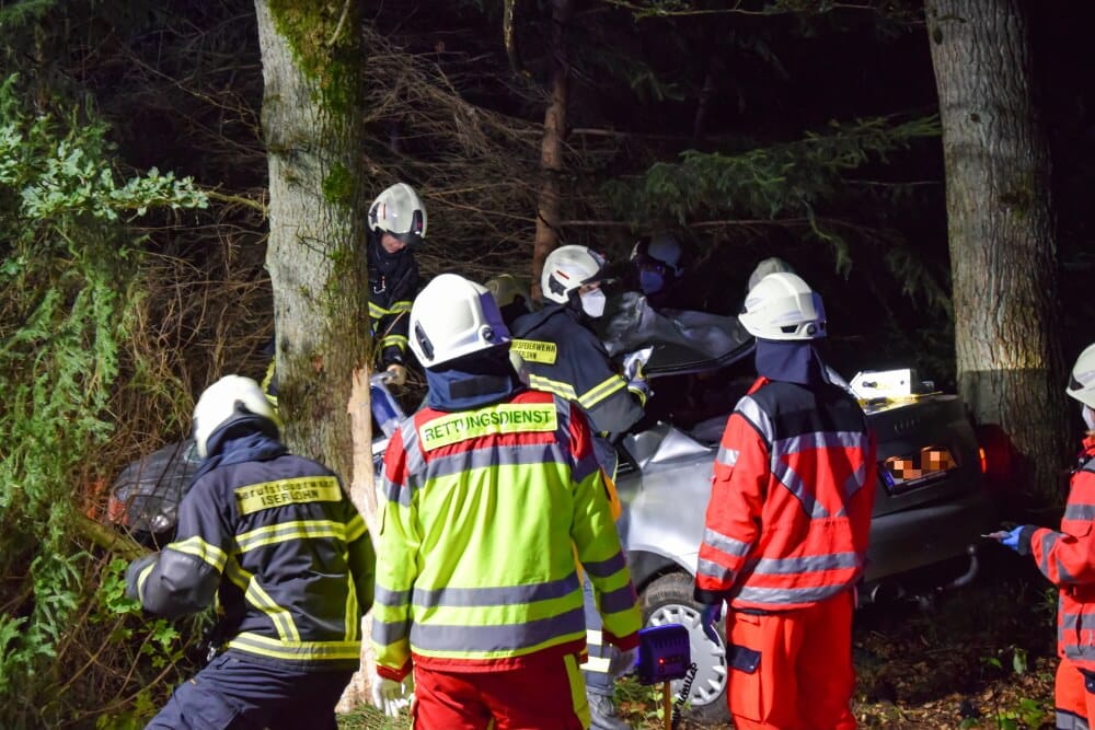 Um den Patienten schnell aus dem Fahrzeug zu befreien, nahmen die Rettungskräfte das Dach des Autos ab.