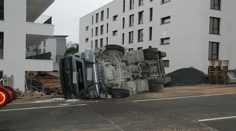 Ein Lastzug stürzte beim Abladen auf einer Nürnberger Baustelle auf die Seite.