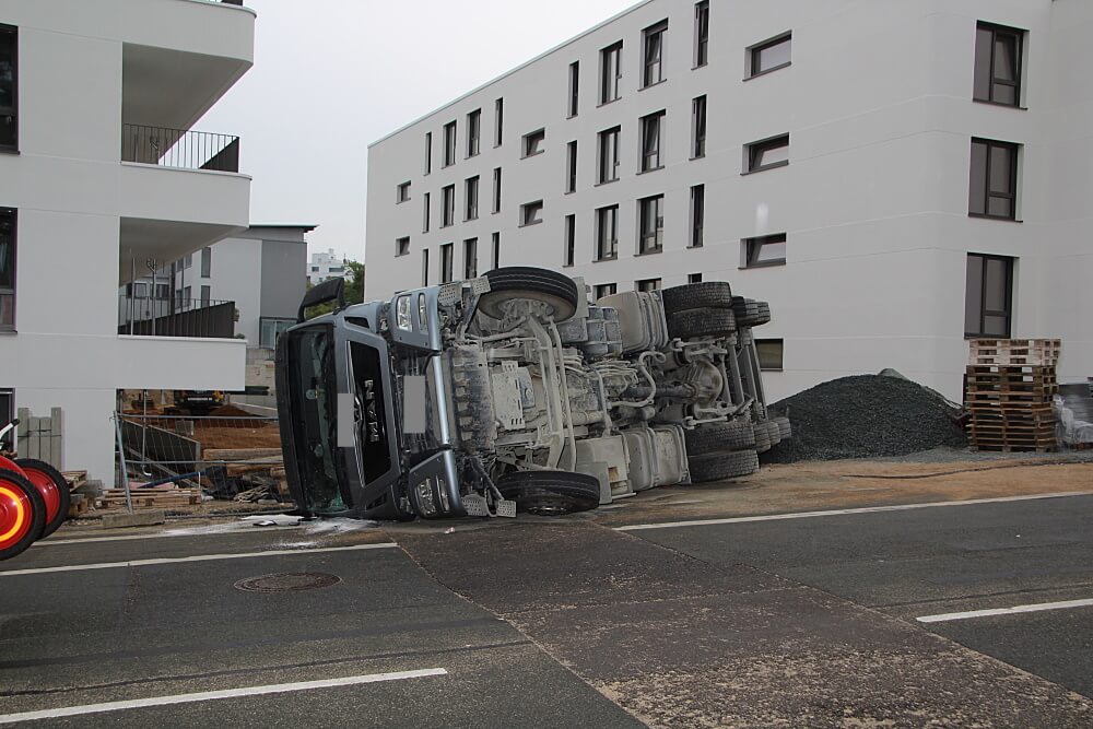 Ein Lastzug stürzte beim Abladen auf einer Nürnberger Baustelle auf die Seite.
