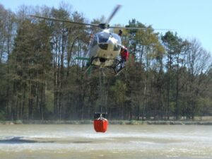 Eine "Edelweiß-Maschine" tankt für die Übung ihren Faltbehälter auf (Archivfoto).